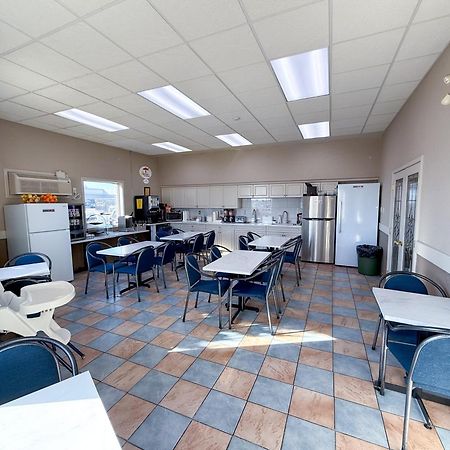 Super 8 By Wyndham Medicine Hat Ab Exterior photo