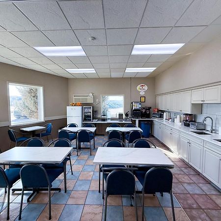 Super 8 By Wyndham Medicine Hat Ab Exterior photo