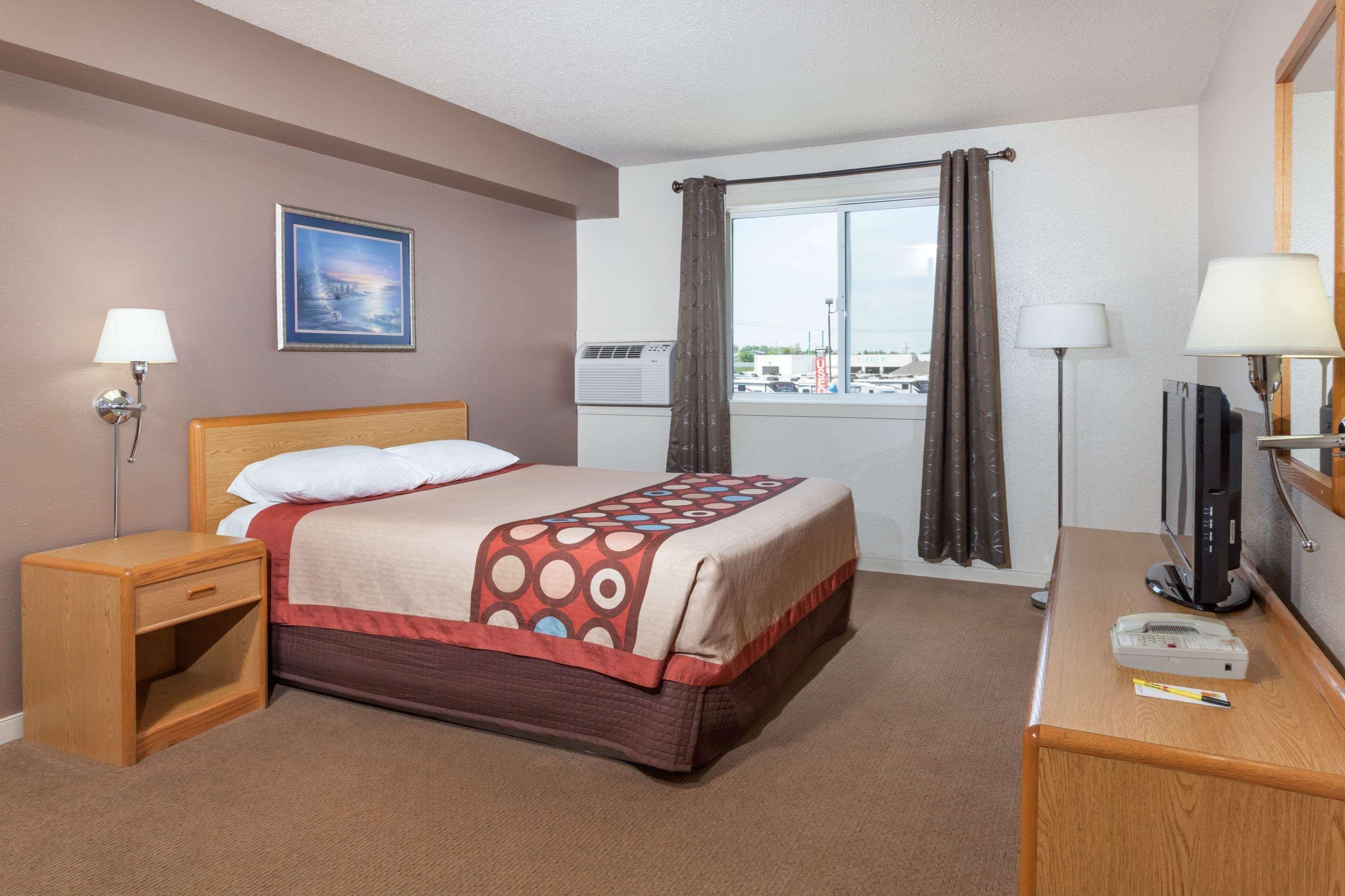 Super 8 By Wyndham Medicine Hat Ab Exterior photo