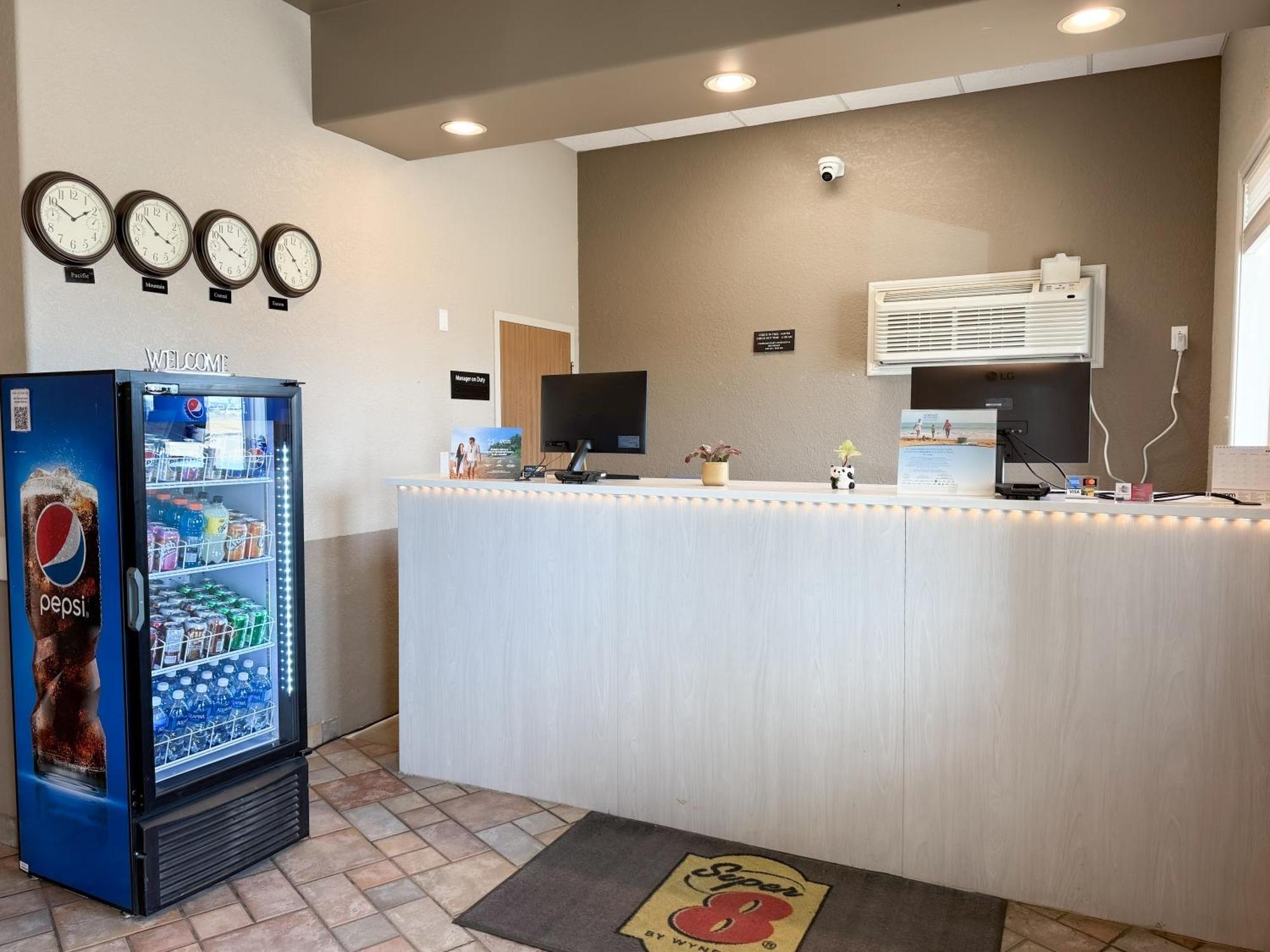 Super 8 By Wyndham Medicine Hat Ab Exterior photo