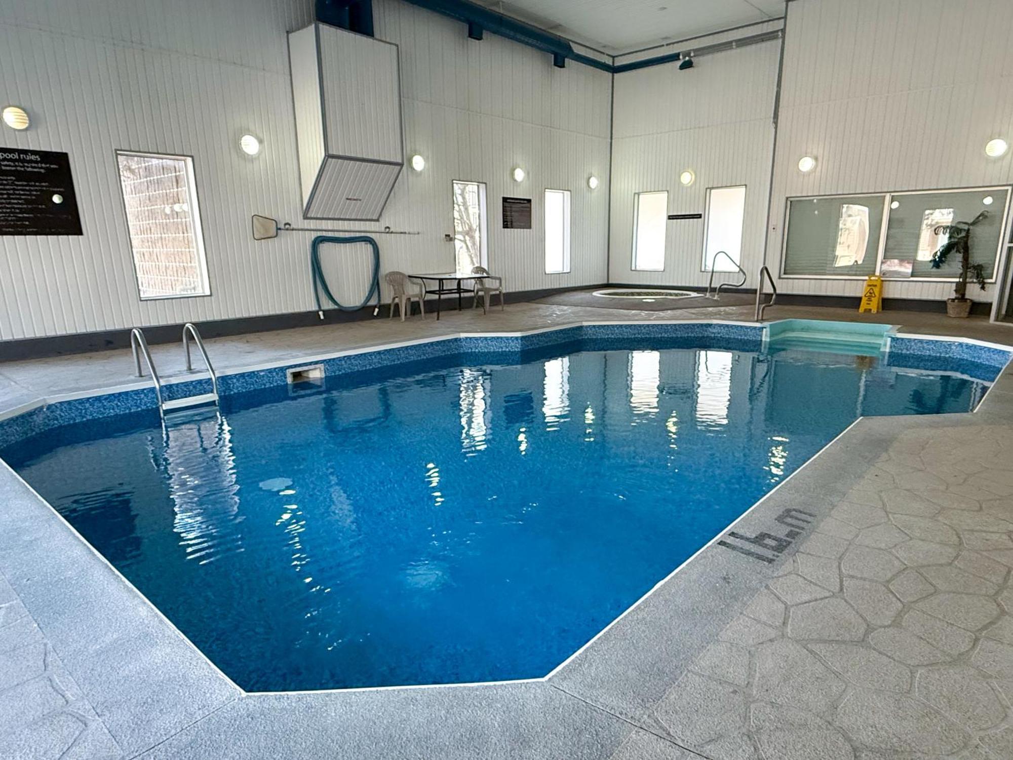 Super 8 By Wyndham Medicine Hat Ab Exterior photo