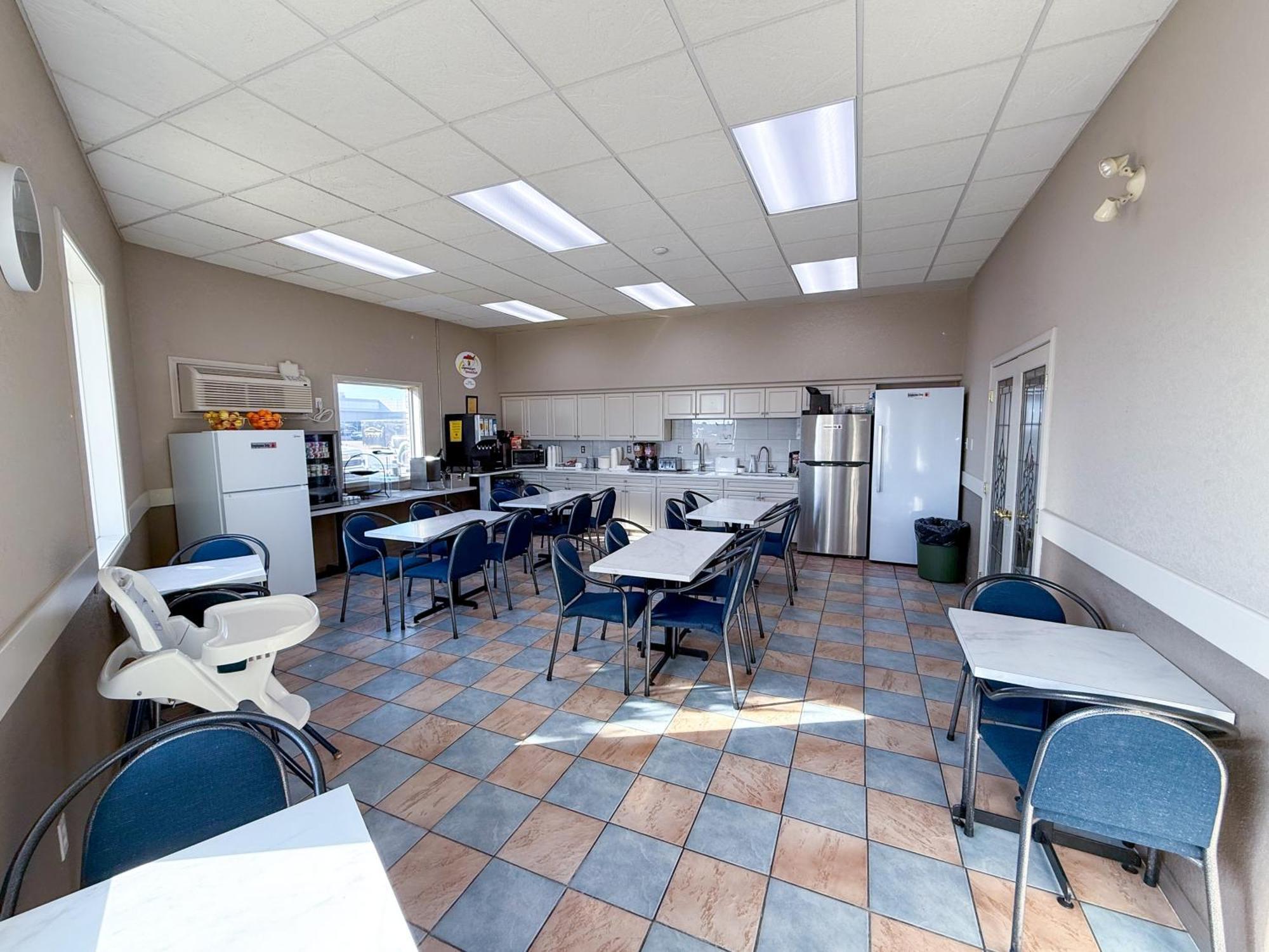 Super 8 By Wyndham Medicine Hat Ab Exterior photo