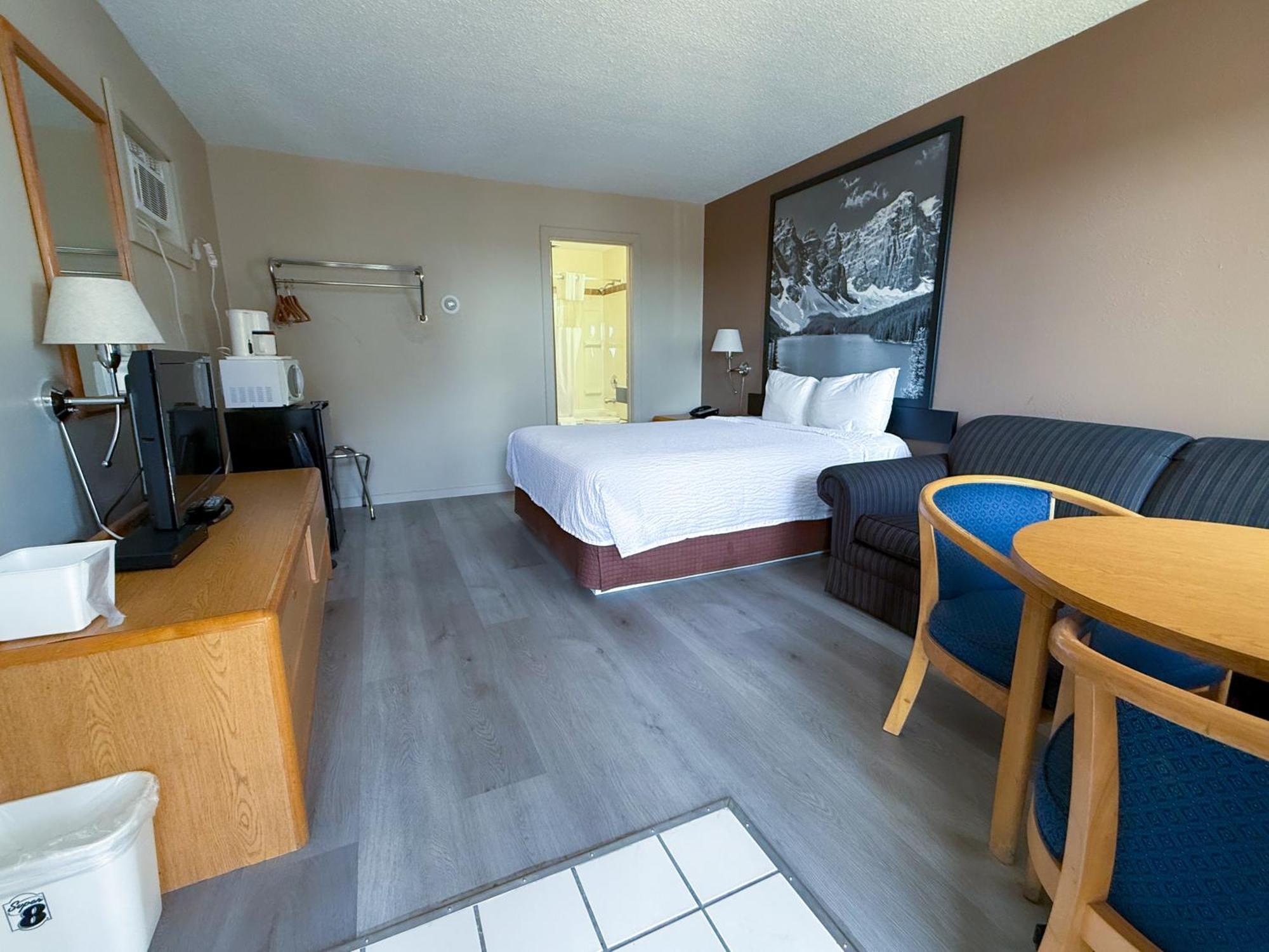Super 8 By Wyndham Medicine Hat Ab Exterior photo