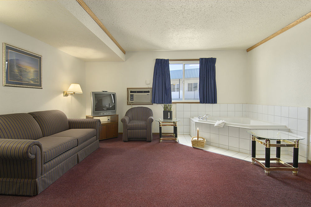 Super 8 By Wyndham Medicine Hat Ab Exterior photo